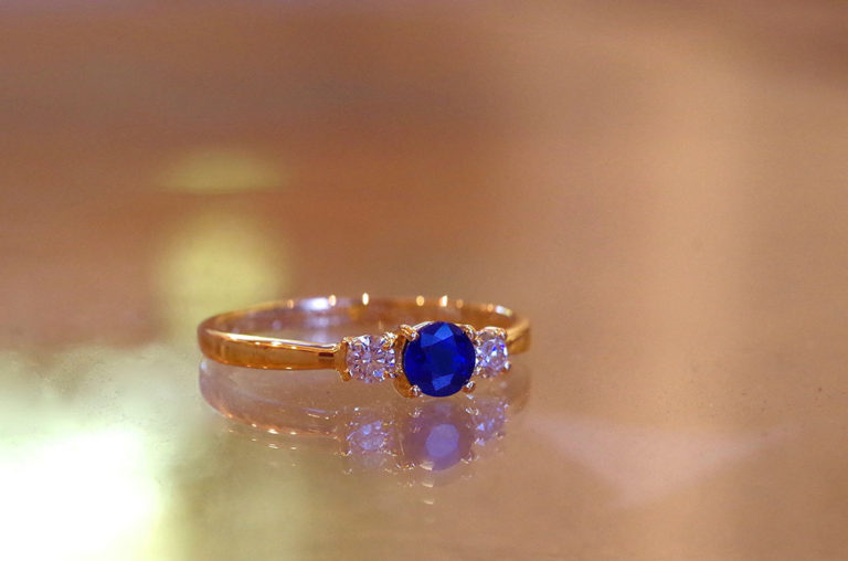 フルオーダーメイドの制作事例・ブルーサファイアを中石にした婚約指輪 | 結婚指輪・婚約指輪のオーダーメイド 東京 代官山 hitotsuchi