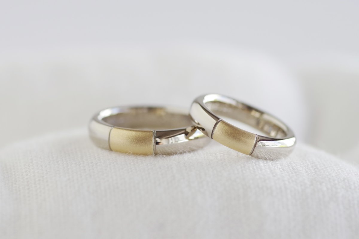 2色の金属を使った厚めの結婚指輪