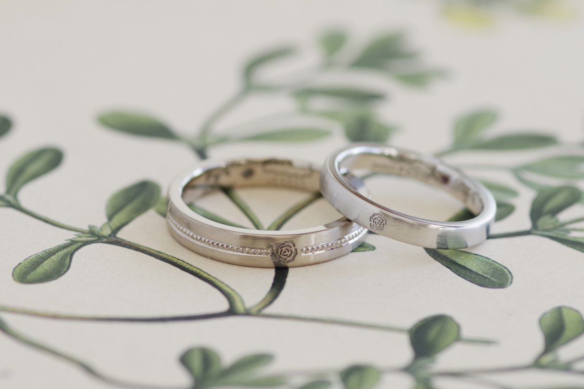 バラと天気の刻印が入った結婚指輪