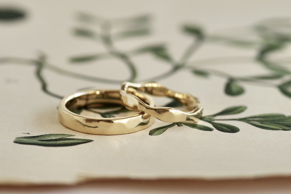 ゆるい槌目とたんぽぽの結婚指輪